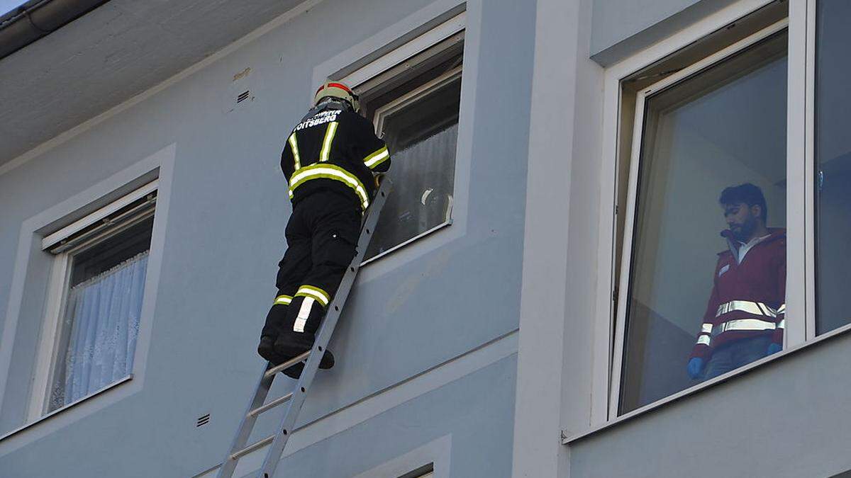 Eine verletzte Weststeirerin musste aus ihrer Wohnung gerettet werden