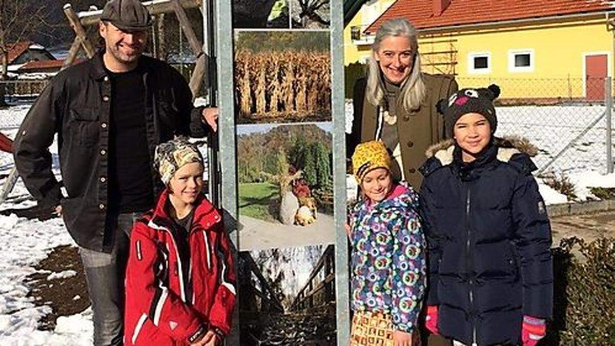 Luxbacher und Toegel mit Schülern vor der Lichtsäule