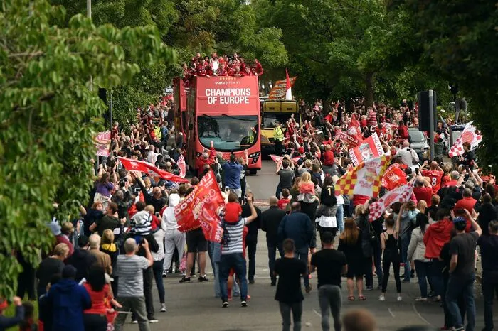 Schon auf der kilometerlangen Fahrt Richtung Stadtzentrum säumten am Tag nach dem 2:0-Finalsieg über Tottenham in Madrid Zehntausende Anhänger die Route.