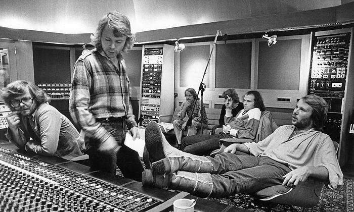 Im Vordergrund: Techniker Michael Tretow, die Musiker Bjorn Ulvaeus und Benny Andersson. Lasse Wellander ist im Hintergrund zu sehen