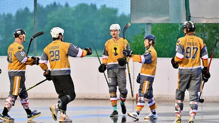 Jubel VAS Mannschaft, #24 Wucherer Gerald, #28 Kravanja Kristian, #79 Alagic Adis, ASKÖ Ballhockey Villach vs. VAS Ballhockey, ASKÖ Ballhockey Villach vs. VAS Ballhockey am 08.05.2024 in Villach (Sportplatz Landskron), Austria, (Photo by Bernd Stefan)