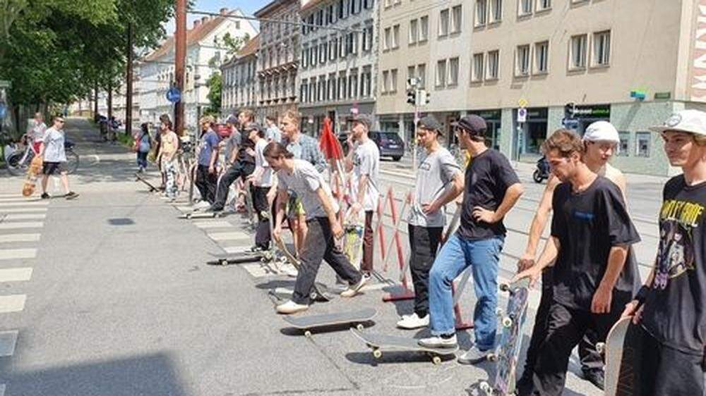 Skater rollten durch Graz, um gegen jüngste Verbote zu demonstrieren