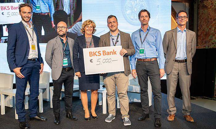 Die Teilnehmer des Wettbewerbs. Das Siegerunternehmen VIAR (Mitte) bekam 5000 Euro von ACsytria-Geschäftsführerin Christa Zengerer überreicht