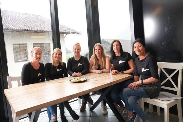 Carolin Tscherner, Sabrina Lengfeldner, Isabell Huber, Sandrina Leiner, Ilona Rainer und Bettina Kolbitsch bilden „Isa´s Kropfenmocherei“ in Nikolsdorf