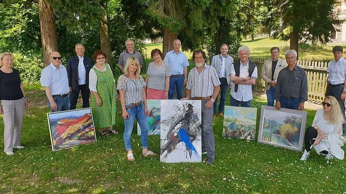 Die Künstlerinnen und Künstler der 27. Internationalen Malerwoche beim Abschlussfest in Halbenrain 