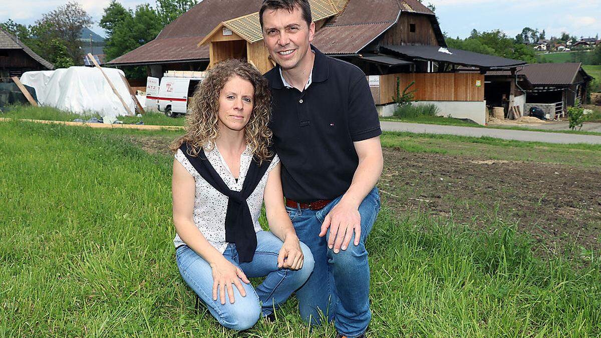 Christian Tengg mit Gattin Silke im Sommer. Für 2000 Hennen soll ein Stall errichtet werden 