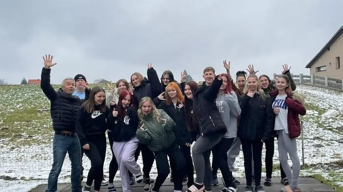 Die Schülerinnen und Schüler der Fachschule Maria Lankowitz mit ihrem Native Speaker