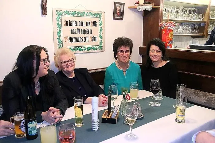 Bestens besucht, eine fröhliche Stimmung und die flotte Musik der Gruppe „Die Herzerlbuam“ kennzeichneten den Ball der Freiwilligen Feuerwehr Salla im Gasthaus Rauch-Zach. 
