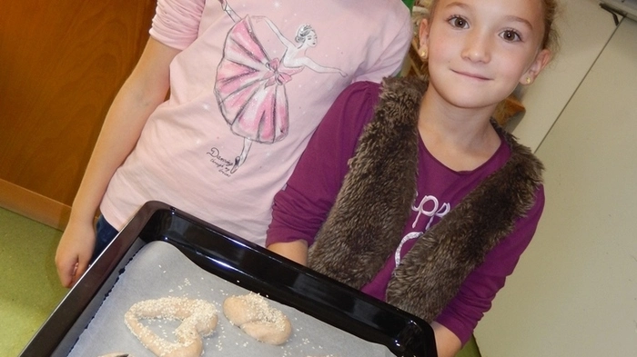 Jana und Christina aus der Volksschule Koglhof sind stolz auf ihre selbst gemachten Weckerl.