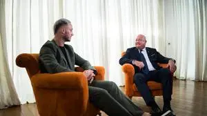 ABD0079_20250813 - BELGRAD - SERBIEN: ++ HANDOUT ++ (v.l.) Fu§ballspieler Marko Arnautovic und Bundeskanzler Christian Stocker (VP), anlsslich eines Treffens in Serbien, aufgenommen am Mittwoch, 13. August 2025 in Belgrad. - FOTO: APA/BUNDESKANZLERAMT/CHRISTOPHER DUNKER - ++ WIR WEISEN AUSDRCKLICH DARAUF HIN, DASS EINE VERWENDUNG DES BILDES AUS MEDIEN- UND/ODER URHEBERRECHTLICHEN GRNDEN AUSSCHLIESSLICH IM ZUSAMMENHANG MIT DEM ANGEFHRTEN ZWECK UND REDAKTIONELL ERFOLGEN DARF - VOLLSTNDIGE COPYRIGHTNENNUNG VERPFLICHTEND ++