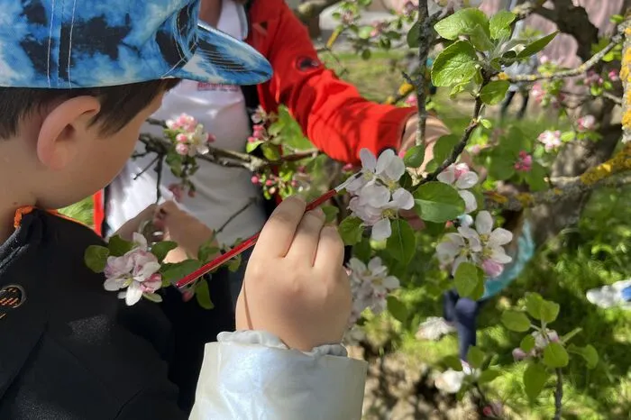 Dann versuchten sich die Kinder an dem spannenden Experiment.