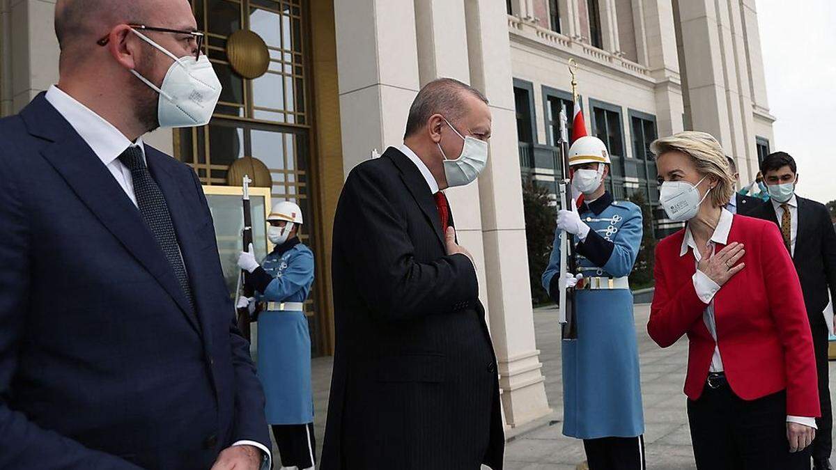 EU-Kommissionspräsidentin Ursula von der Leyen und Ratspräsident Charles Michel trafen sich in Ankara mit Erdogan