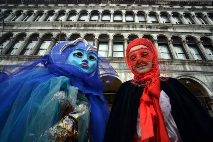 Bis zum 13. Februar wird der Markusplatz unter der Leitung des Bühnenbildners des Theaters La Fenice, Massimo Checchetto, in einen großen Zirkus umgewandelt.