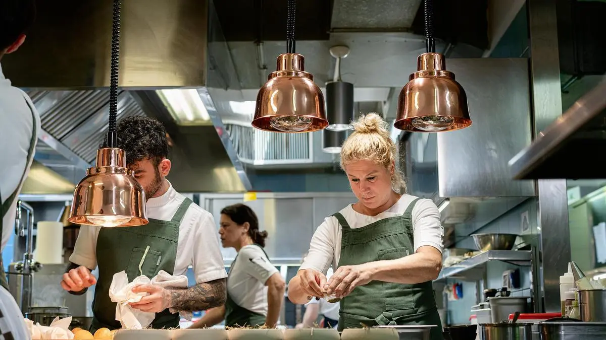 Sie gilt als eine der besten Köchinnen der Welt. Nun zieht es Ana Roš mit ihrem lässigen Gastro-Konzept an die istrische Küste.