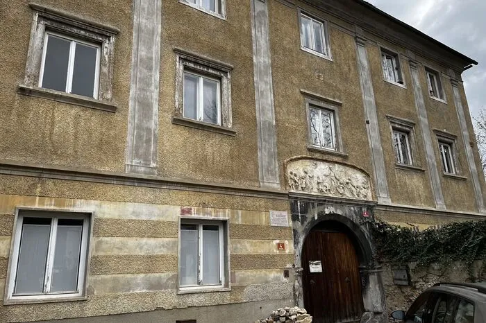 Ebenfalls ein Haus am Martiniplatz  eine Denkmal-Tafel weist darauf hin, dass es einst Teil der mittelalterlichen Burganlage war.