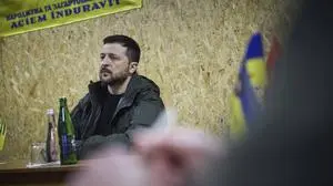 November 18, 2024, Kupyansk, Donetsk Oblast, Ukraine: Ukrainian President Volodymyr Zelenskyy, listens during a briefing on the situation on the frontlines with the Prince Roman the Great 14th separate mechanized brigade, November 18, 2024, in Kupyansk, Donetsk Oblast, Ukraine. Kupyansk Ukraine - ZUMAp138 20241118_zaa_p138_024 Copyright: xUkrainexPresidency/UkrainianxPrex