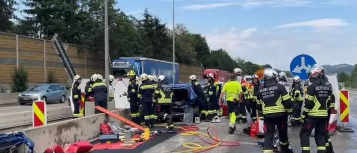 Die Einsatzkräfte musste eine eingeklemmte Frau aus ihrem Wagen befreien