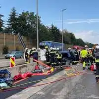 Die Einsatzkräfte musste eine eingeklemmte Frau aus ihrem Wagen befreien
