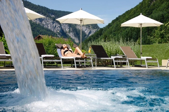 Ein perfektes Wochenende verbringen Outdoor-Fans im Sonne Lifestyle Resort im Bregenzer Wald. Das Hotel hat sich den Themen Wellness und Natur verschrieben. Gäste unter 14 Jahren gibt es nicht. Rund 2.000 Kilometer beschilderte Wanderwege führen Gäste vom Hotel aus zu den schönsten Plätzen in Vorarlberg. Hier warten klare Seen, sanfte Hügel und schroffe Berge auf Wanderer. Bei Pärchen punktet das Hotel auch mit seinem großen Kulinarik-Angebot. Late Lunch gehört ebenso dazu wie ein exklusives Gourmet-Dinner mit fünf Gängen.