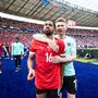 Philipp Mwene und Florian Kainz bejubeln drei Punkte gegen Polen