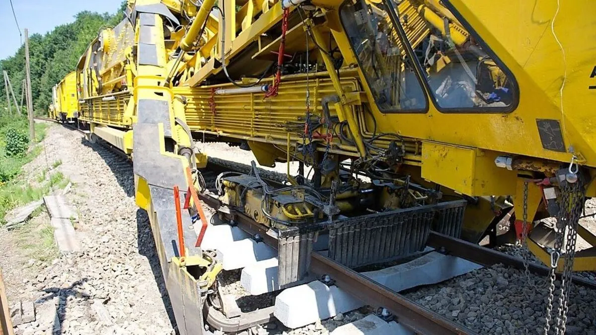 In einem Arbeitsgang werden Gleise und Bahnschwellen gewechselt