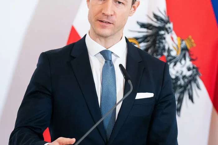 "Ein ausgeglichener Haushalt ist immer wichtig, aber die Gesundheit der Österreicher, die Arbeitsplätze und der Standort ist wichtiger." - Finanzminister Gernot Blümel (ÖVP) sieht sein Nulldefizit schwinden. "Am Mittwoch hab' ich die Budgetrede in den Mistkübel geschmissen." - Nichts gilt mehr, nochmals Blümel.