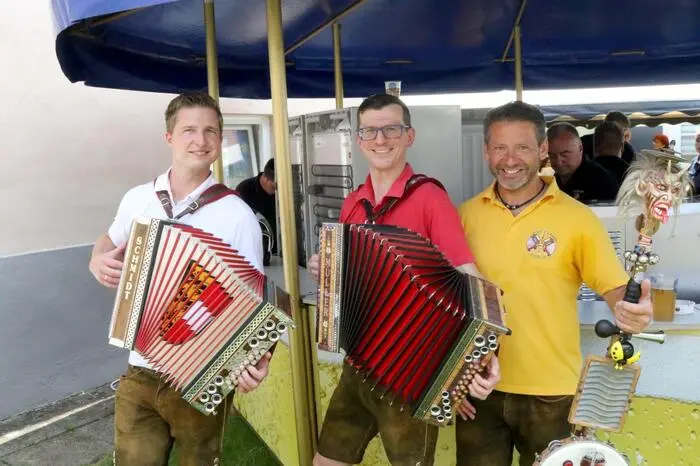 Nach der Feldmesse mit Dechant Lawrence Pinto wurde zum Frühschoppen mit dem „Kniascheibn-Echo“ (Foto) geladen.