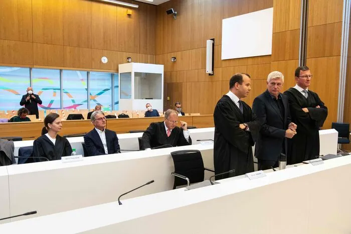 Optisch ging er zum Prozessauftakt auf Distanz zu der Marke mit den vier Ringen: Er fuhr in einer anthrazitfarbenen S-Klasse von Mercedes vor dem Münchner Gefängnis Stadelheim vor, wo die Verhandlungen stattfinden. Im dunkelblauen Sakko und weißem Hemd, aber ohne Krawatte, den Rucksack über der Schulter, ging der gebräunte Stadler kommentarlos an den Journalisten vorbei. Richter Stefan Weickert hat 181 Sitzungstage angesetzt, so dass sich das Verfahren bis Ende 2022 ziehen könnte. Die umfangreiche Beweiserhebung zu technischen Fragen und zur Verantwortung der Angeklagten sowie zur Schadenhöhe machten den Prozess komplex, sagte die Sprecherin der Staatsanwaltschaft, Andrea Mayer.