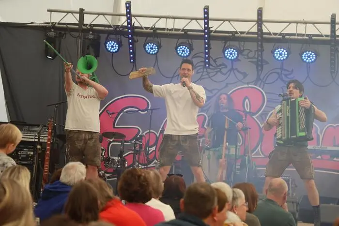 Zu den Höhepunkten des Jubiläumsfestes zählen die Auftritte der Musikgruppen „Die Draufgänger“, „Junge Paldauer“ und „Echt Stark“
