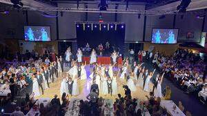 55 Maturanten feierten mit 1400 Besuchern in der Ennstalhalle in Liezen