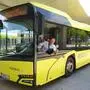Ein gelber Bus aus dem ein Fahrer rauslacht