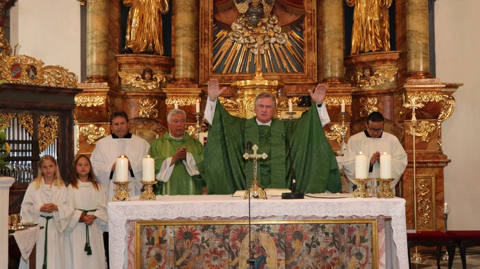 Festmesse durch Dechant Erich Aichholzer in der Stiftskirche, die live auf ORF III übertragen wurde.




