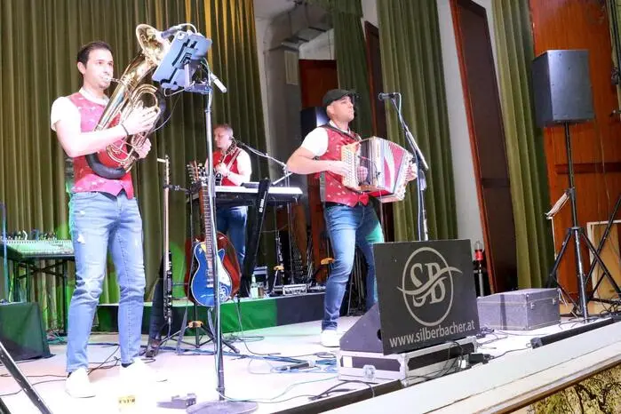 Fest das Tanzbein schwingen sah man unter anderem LJ-Bezirksobmann Philipp Mitschey sowie LJ-Bezirksleiterin Laura Zwischenberger. Übrigens: Ein Video von der rauschenden Party im Görtschitztal gibt es auf Facebook Kleine Zeitung St. Veit/Feldkirchen zu sehen. Klicken Sie sich durch die Fotogalerie!               