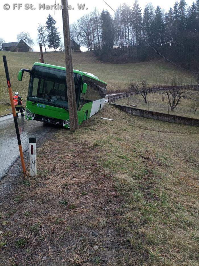 Der Autobus blieb außerhalb der Fahrbahn hängen