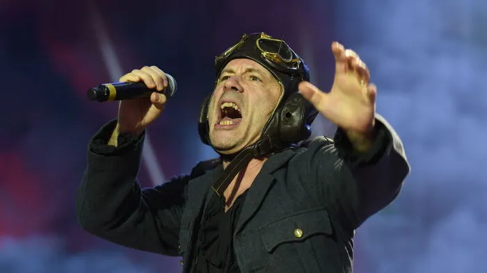 "Iron Maiden" zeigte Dienstagabend in Triest, was Heavy Metall ist: Die Ur-Metaller aus England sangen, sprangen und rockten wie die Jungen. Sänger Bruce Dickinson brüllte sein "Scream for me Trieste" in die Menge und alle streckten die Hände in die Höhe. Ein großer Spaß!