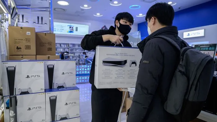 In dieser Woche erfolgte der Verkaufsstart von Sonys Playstation 5. Beim Verkaufsstart in Japan konnten Gamer die Playstation 5 auch im Laden bekommen. Bei einigen Onlinehändler hat die hohe Nachfrage zu einem Zusammenbruch der Seiten geführt.