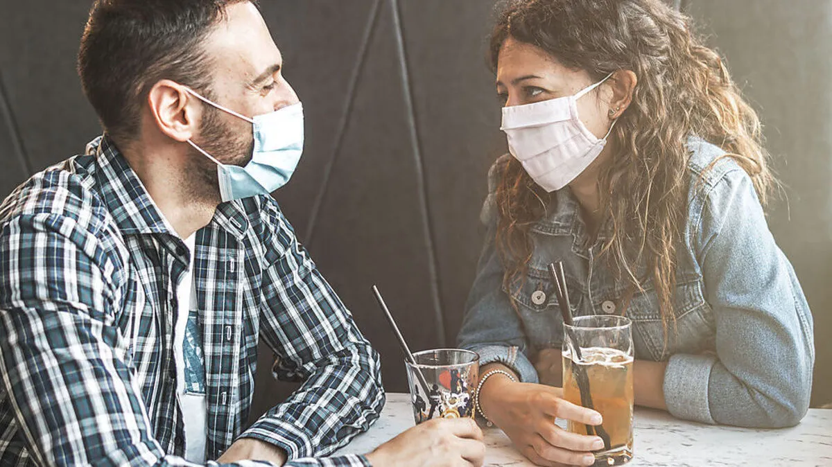 Ein Treffen im Cafe? In Innenräumen unter Menschen fühlen sich viele mit Maske sicherer. 