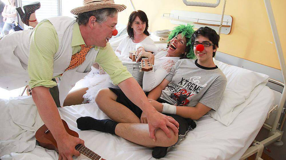 Clowndoktoren machen so manchen Krankenhausaufenthalt erträglicher. Eine gute Schulung im Vorfeld brauchen auch die lustigen Doktoren