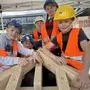 Kinder in der „Erlebniswelt Baustelle“ | Stolze Truppe: Diese fleißigen Handwerker haben einen Dachstuhl zusammengezimmert
