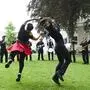 Tanzende Menschen auf der Wiese vor der Uni Graz, im Hintergrund eine Brass-Band