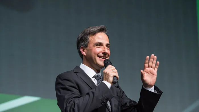 "Die ÖVP mit Siegfried Nagl steht für Fortschritt. Bürgermeister Siegfried Nagl hat Graz in den letzten Jahren zu der Bildungshauptstadt gemacht, die sie heute ist. Vor über 10 Jahren galt Graz noch als Pensionopolis, heute sind ein Drittel der Grazerinnen und Grazer unter 30. Siegfried Nagl erkennt Zukunftsprojekte, wie etwa die Smart City, und setzt sie auch um."