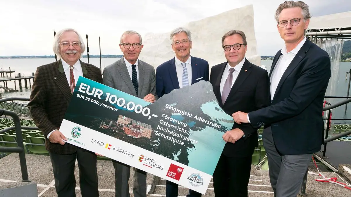 Christian Zinkl (Präsident Österreichischer Alpenklub) mit den Landeshauptleuten Wilfried Haslauer (Salzburg), Peter Kaiser (Kärnten), Günther Platter (Tirol) und Johannes Hörl (Vorstand Großglockner Hochalpenstraßen AG) mit dem symbolischen Scheck