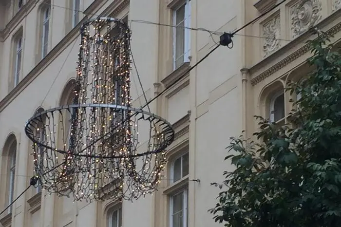 In der Schmiedgasse hängt jetzt der traditionelle Weihnachtsschmuck, genauso in der Stubenberggasse und beim Tummelplatz.