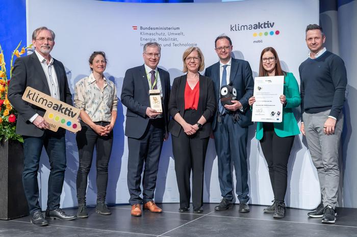 Michael Nendwich (Wirtschaftskammer Österreich), Carmen Koschutnig (KEM Sonnenland Mittelkärnten), Bürgermeister Martin Kulmer, Ministerin Leonore Gewessler, Stadtrat Walter Brunner, Anna Köstinger und Alexander Wacek (Wirtschaftskammer Österreich)