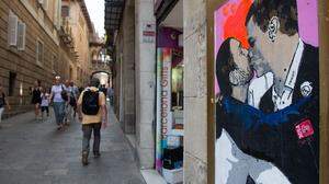 Spaniens Ministerpräsident Pedro Sánchez und Podemos-Chef pablo Iglesia aus der Sicht des italienischen Graffitikkünstlers Salvatore Benintende