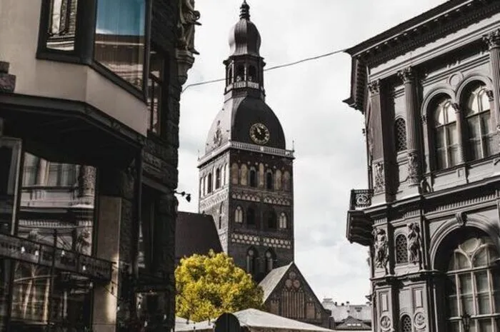 Riga, Lettland. Die Hauptstadt Lettlands, Riga, verbirgt hinter ihren modernen Hochhäusern eine malerische Altstadt, die man nur zu Fuß erkunden kann. Hier, auf der anderen Seite des Flussufers des Daugavas, bleibt die Zeit stehen. Die mittelalterliche Altstadt überrascht mit Restaurants, Bars und Nachtclubs in historischer Kulisse, wie zum Beispiel dem Livu Platz. Aus der Ferne blickt man auf ein kunstvolles Bild, welches durch die Pastelltöne der unvergleichlichen Gebäude geziert wird.