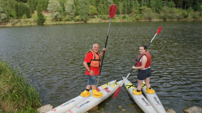 Walter Zechner zeigt am Trabocher See, wie Skijakfahren funktioniert.