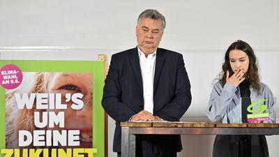 Grünen-Chef Vizekanzler Werner Kogler und die EU-Spitzenkandidatin Lena Schilling