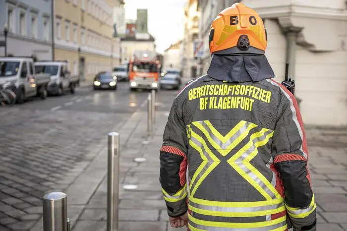 Die Berufsfeuerwehr Klagenfurt rückte  mit schwerem Gerät an.
