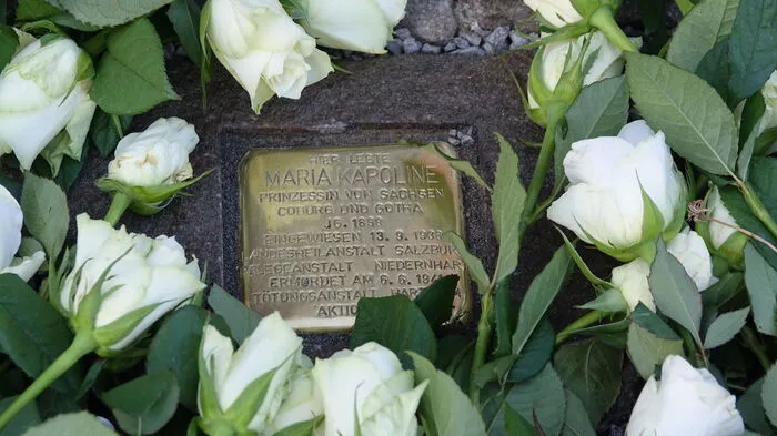 Der Stolperstein für Prinzessin Maria Karolina von Sachsen-Coburg und Gotha vor dem Schladminger Rathaus